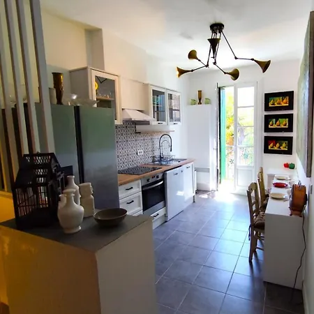 En Face Du Chateau De Nizas, 4 D'hotes Et 1 Familial Avec 2