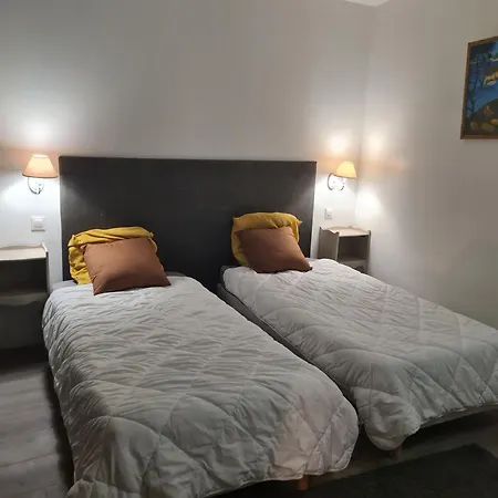 En Face Du Chateau De Nizas, 3*