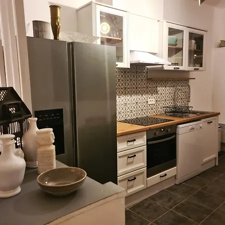 En Face Du Chateau De Nizas, 4 D'hotes Et 1 Familial Avec 2 住宿加早餐酒店