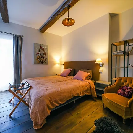 En Face Du Chateau De Nizas, 3*