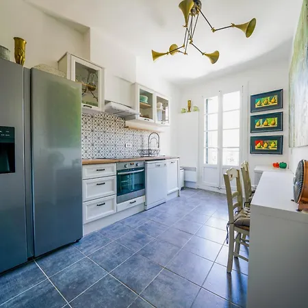 En Face Du Chateau De Nizas, 4 D'hotes Et 1 Familial Avec 2 住宿加早餐酒店