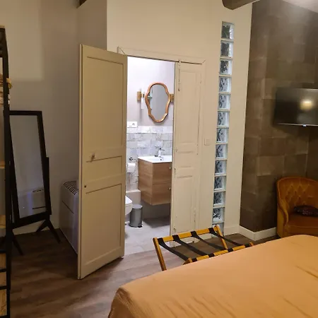 En Face Du Chateau De Nizas, Frühstückspension Nizas (Herault)
